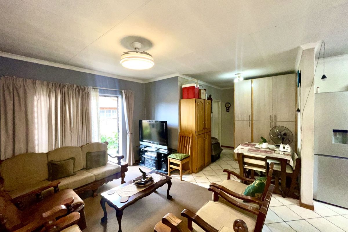 House For Sale in Hennopspark - Photo 2