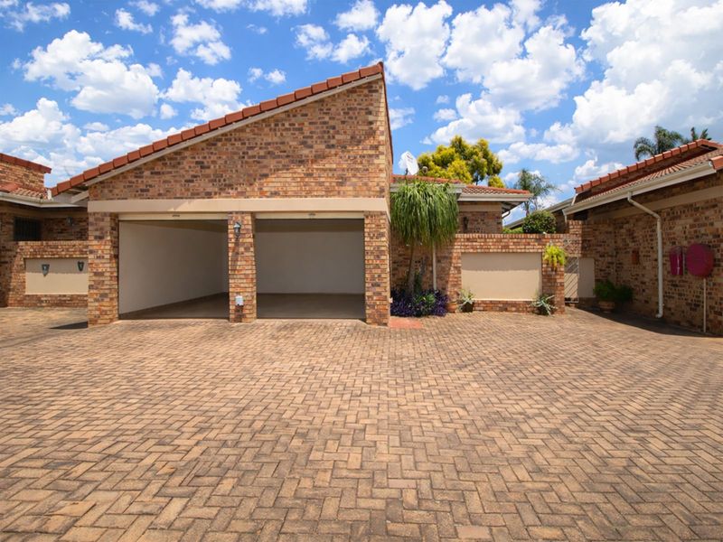 Townhouse For Sale in Weltevreden Park - Photo 2