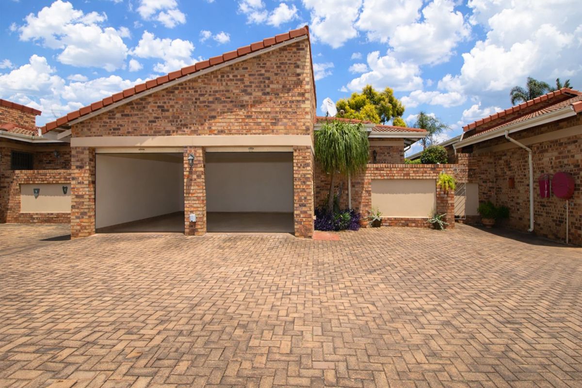 Townhouse For Sale in Weltevreden Park - Photo 2