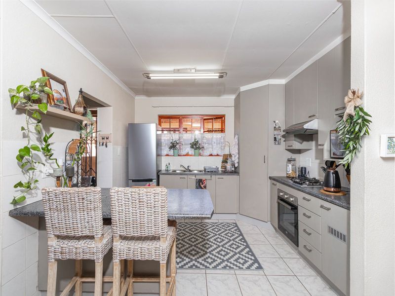 Townhouse For Sale in Weltevreden Park - Photo 8