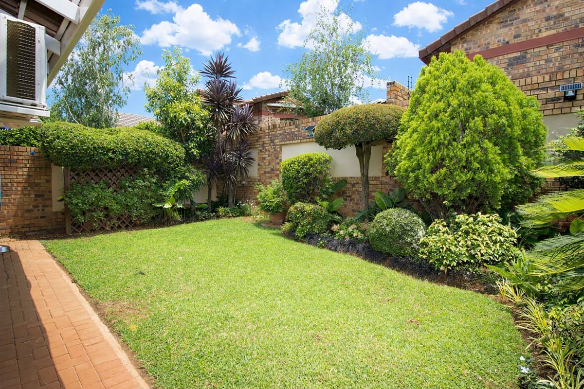Townhouse For Sale in Weltevreden Park - Photo 3