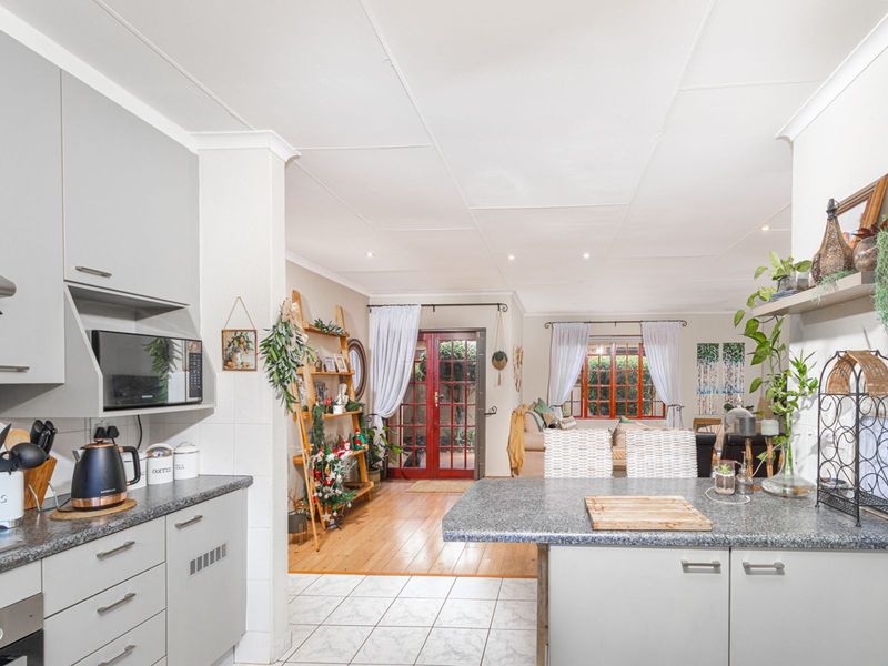 Townhouse For Sale in Weltevreden Park - Photo 10