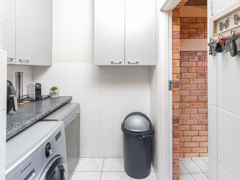 Townhouse For Sale in Weltevreden Park - Photo 9