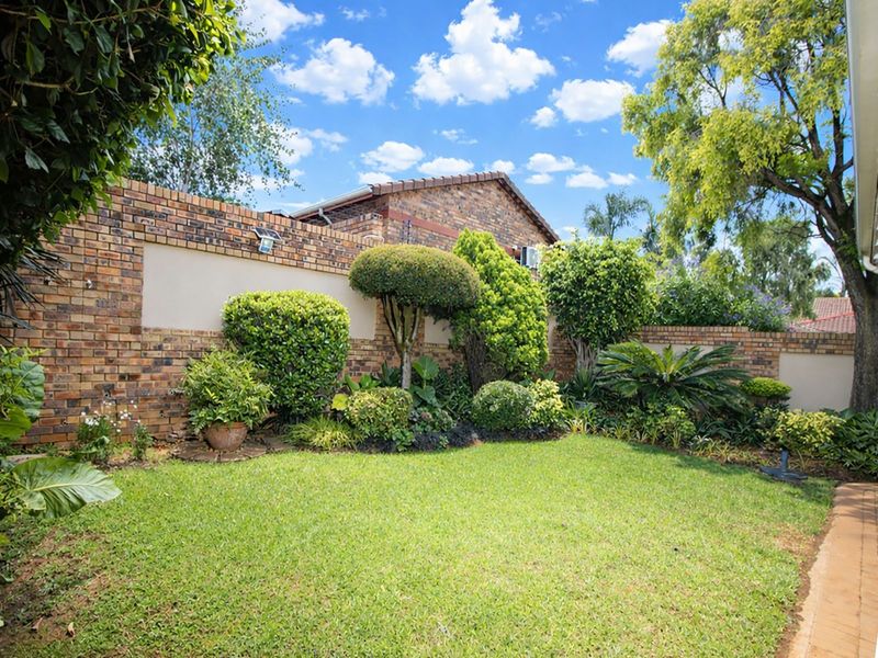 Townhouse For Sale in Weltevreden Park - Photo 4