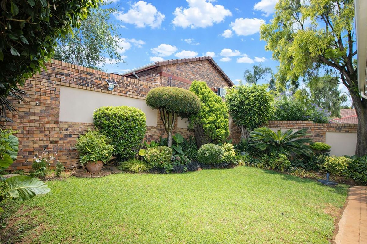 Townhouse For Sale in Weltevreden Park - Photo 4