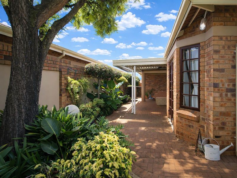 Townhouse For Sale in Weltevreden Park - Photo 5