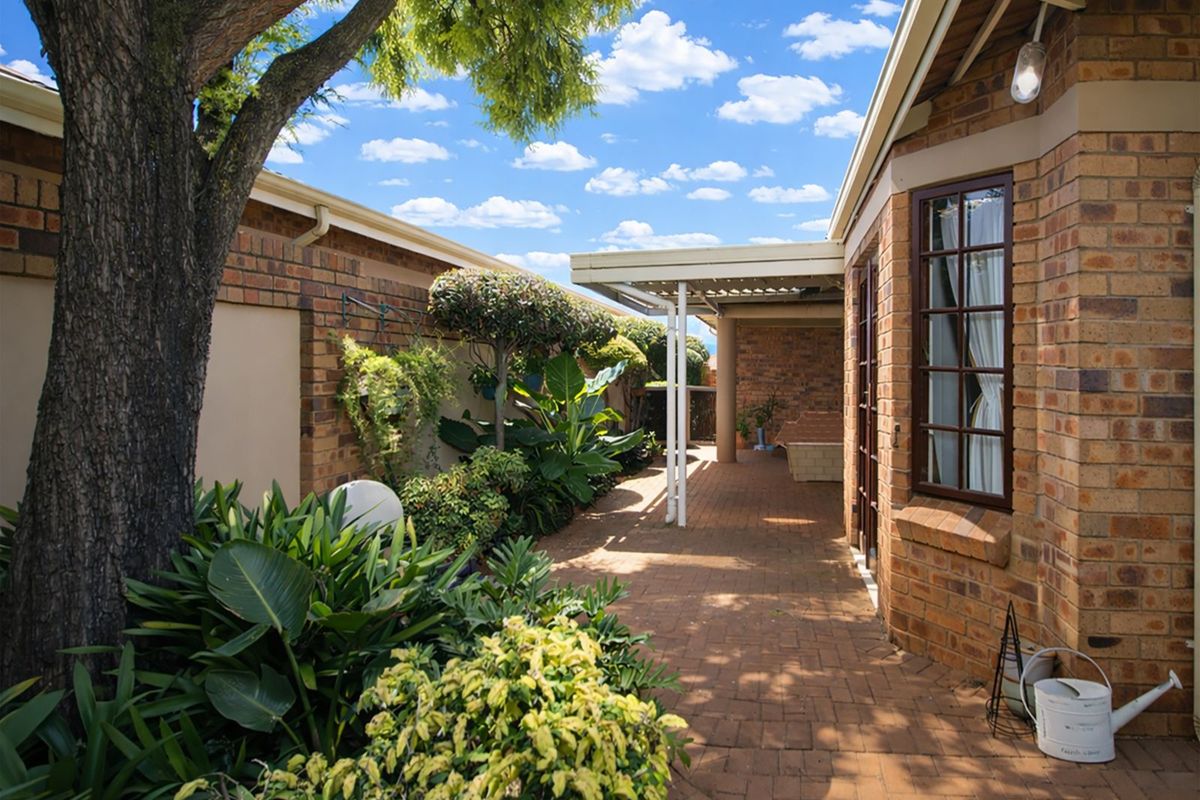 Townhouse For Sale in Weltevreden Park - Photo 5