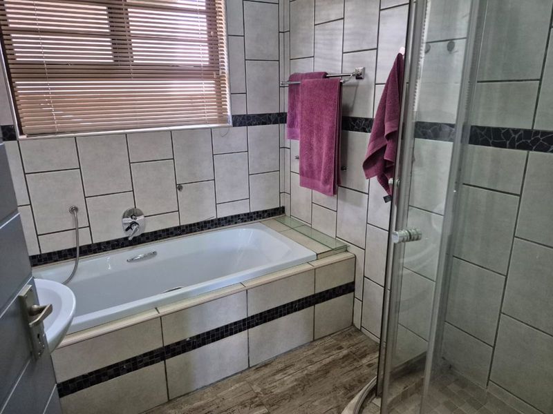 Townhouse For Sale in Kuruman Central - Photo 10