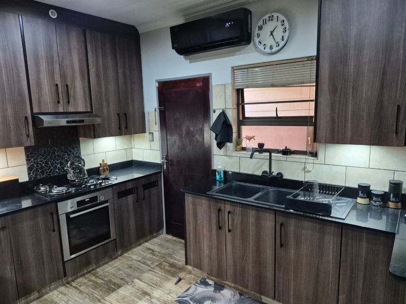 Townhouse For Sale in Kuruman Central - Photo 7