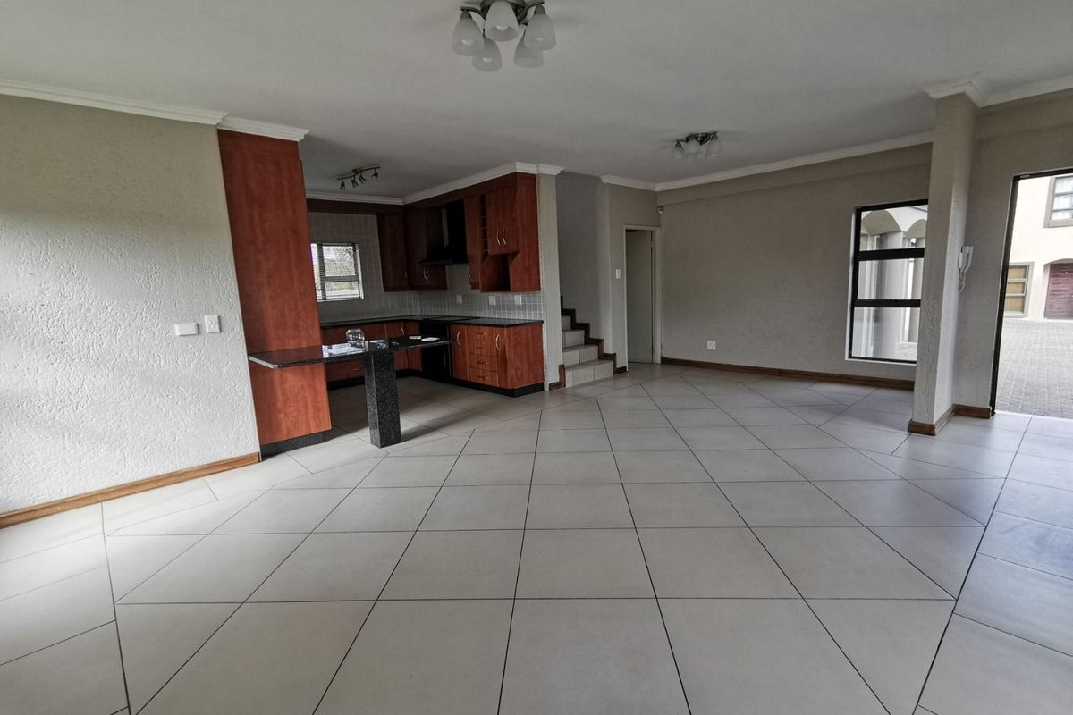 Townhouse For Sale in Hillcrest - Photo 3