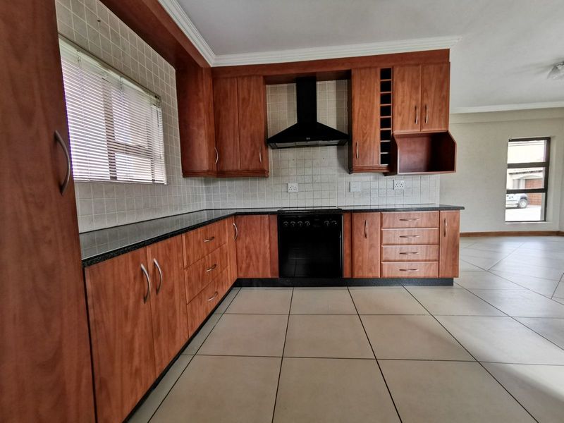 Townhouse For Sale in Hillcrest - Photo 7