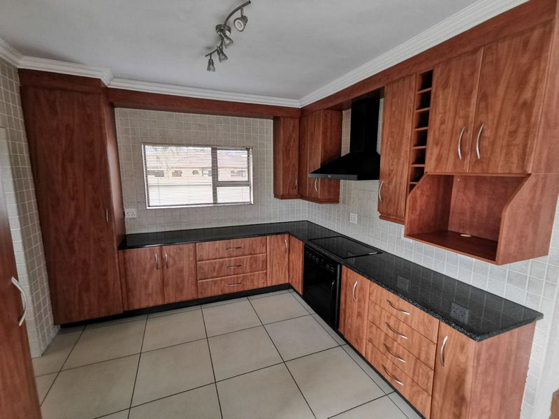 Townhouse For Sale in Hillcrest - Photo 4