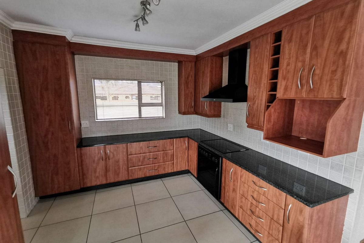 Townhouse For Sale in Hillcrest - Photo 4