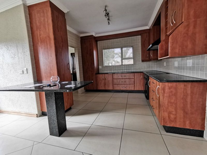 Townhouse For Sale in Hillcrest - Photo 5