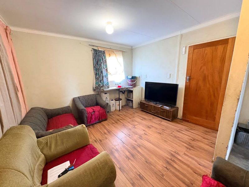 House For Sale in Roodepan - Photo 2