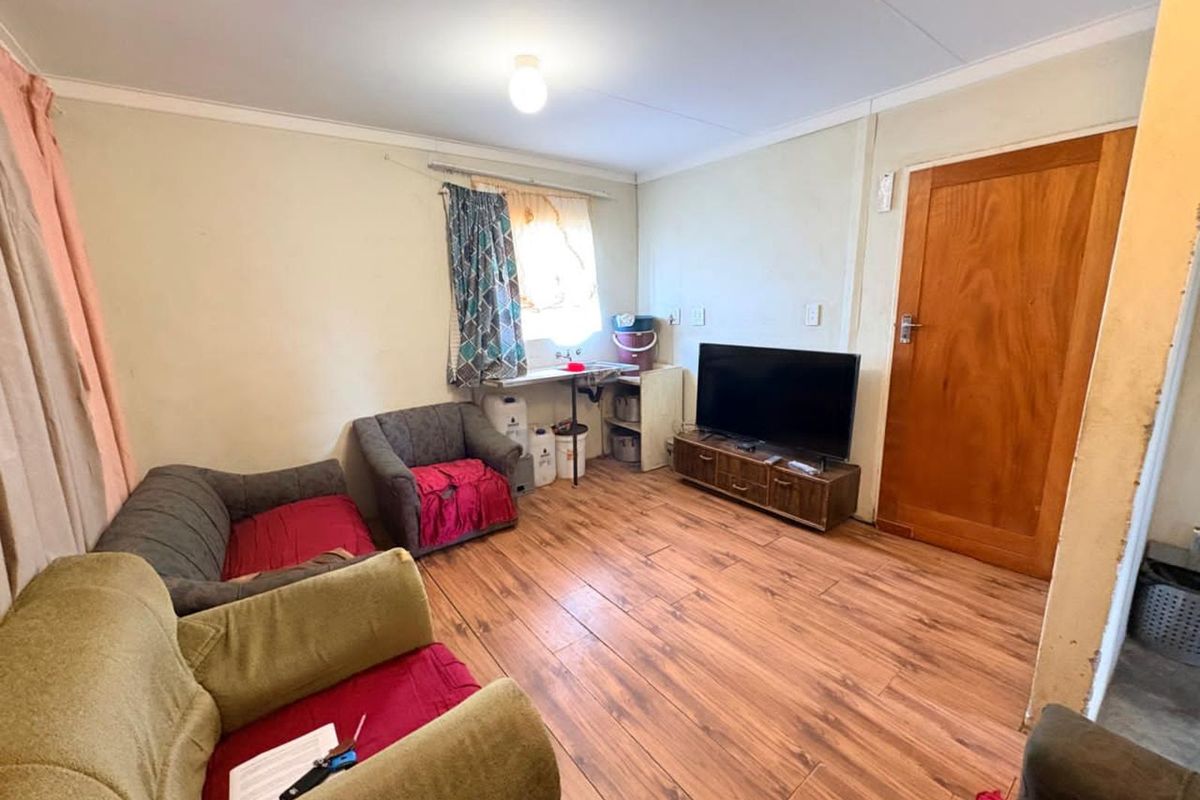 House For Sale in Roodepan - Photo 2