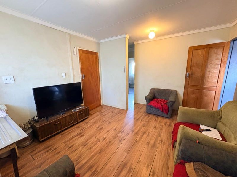 House For Sale in Roodepan - Photo 3