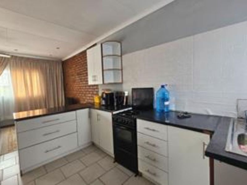 Townhouse For Sale in Bendor - Photo 8