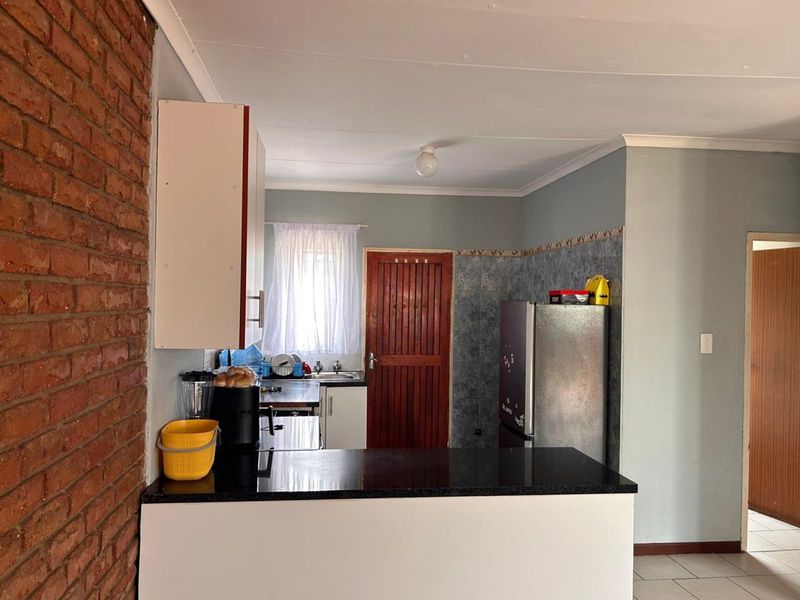 Townhouse For Sale in Bendor - Photo 6