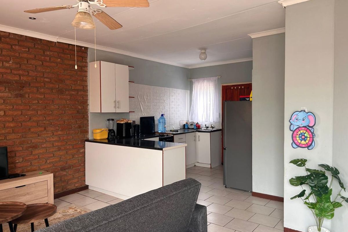 Townhouse For Sale in Bendor - Photo 3