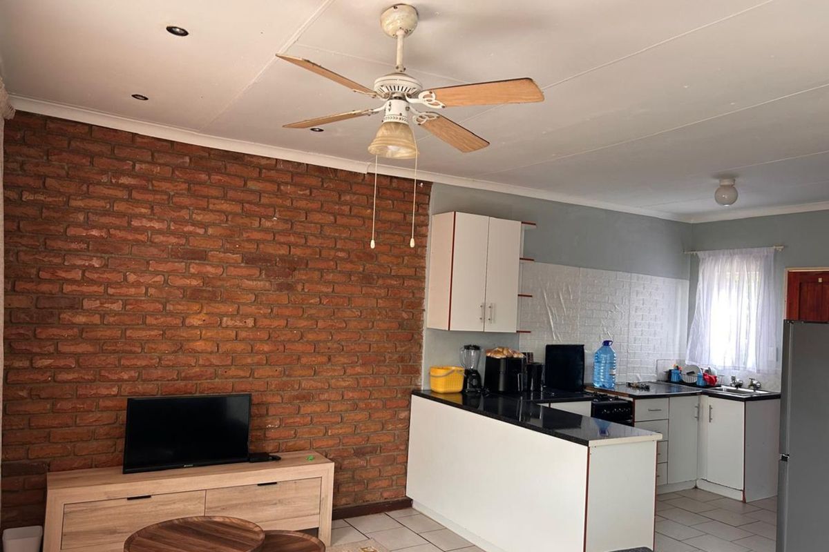 Townhouse For Sale in Bendor - Photo 5