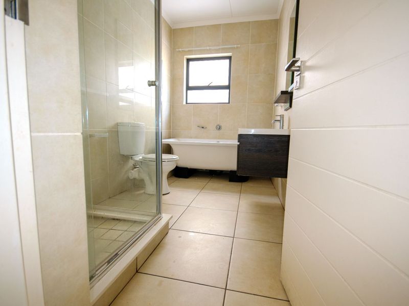 Apartment To Rent in Oakdene - Photo 9
