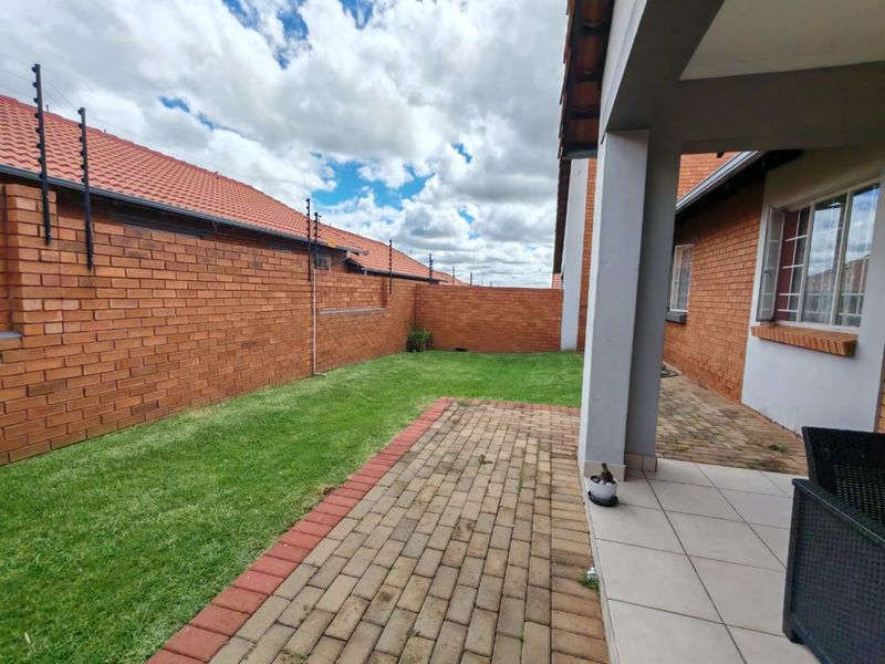 Townhouse For Sale in Monavoni - Photo 2