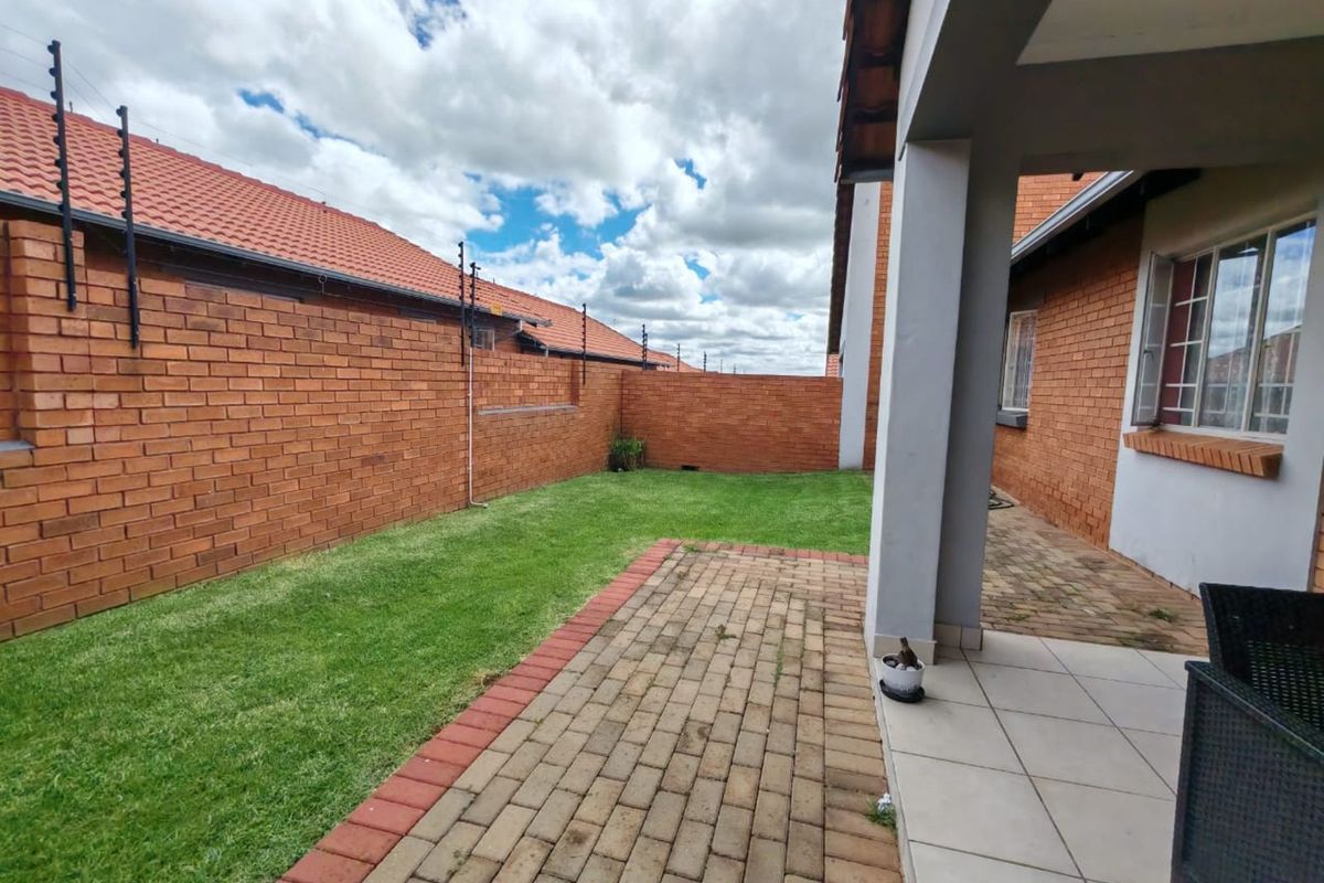 Townhouse For Sale in Monavoni - Photo 2