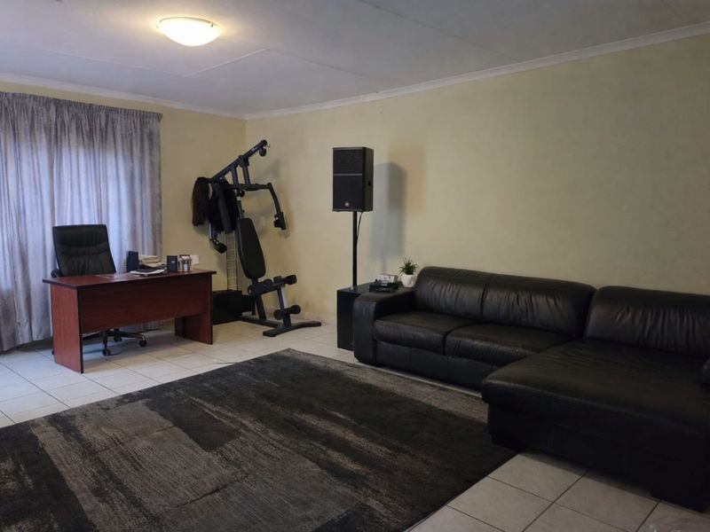 Townhouse For Sale in Bendor - Photo 4