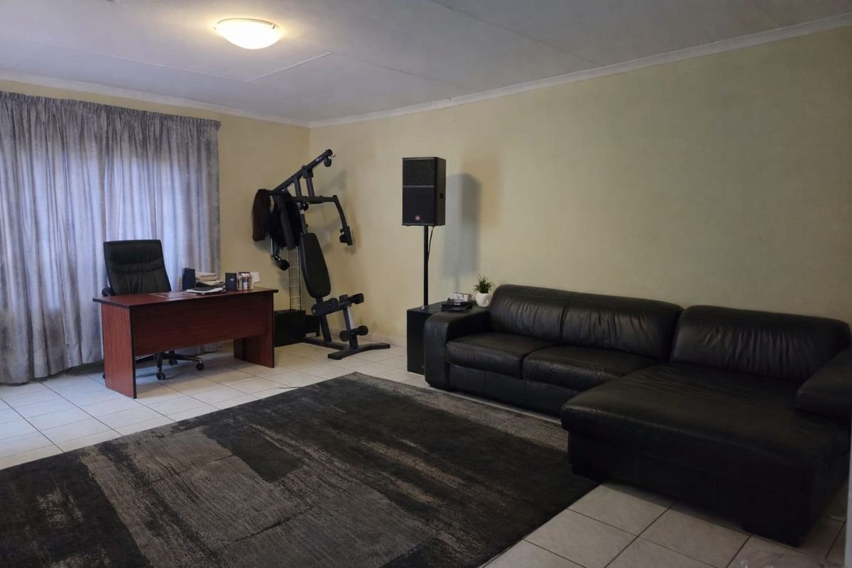 Townhouse For Sale in Bendor - Photo 4