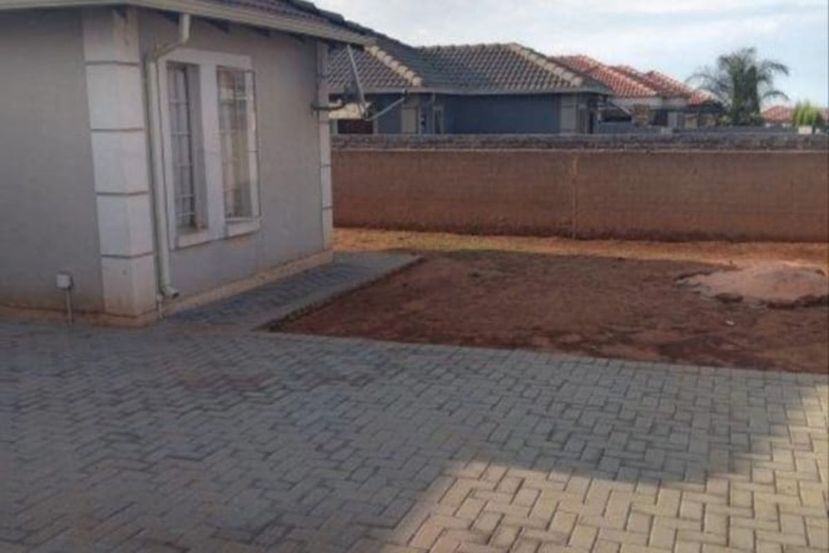 House For Sale in The Orchards - Photo 2