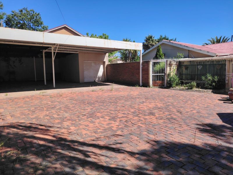 House For Sale in Ladybrand Central - Photo 1