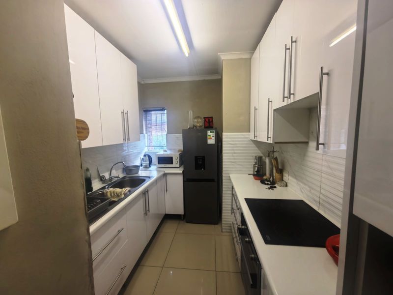 Apartment For Sale in Zwartkop - Photo 7