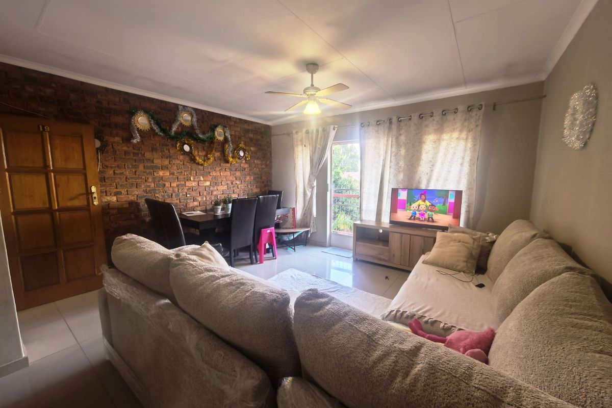 Apartment For Sale in Zwartkop - Photo 2