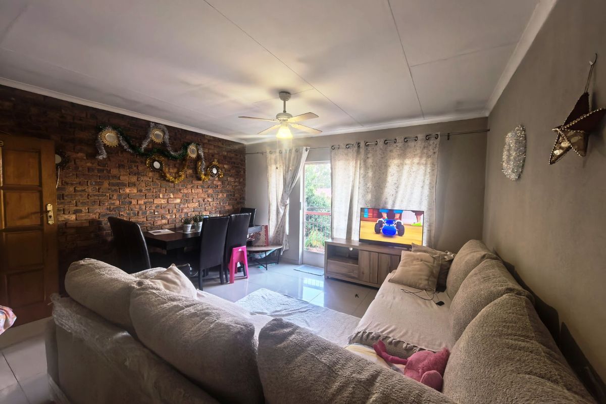 Apartment For Sale in Zwartkop - Photo 3