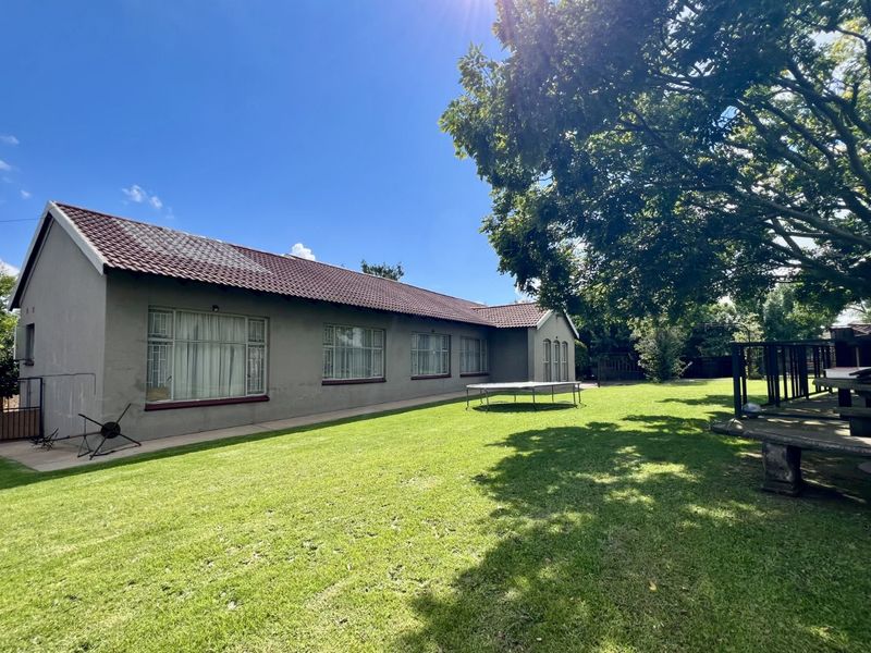 House For Sale in Nederlandpark - Photo 2