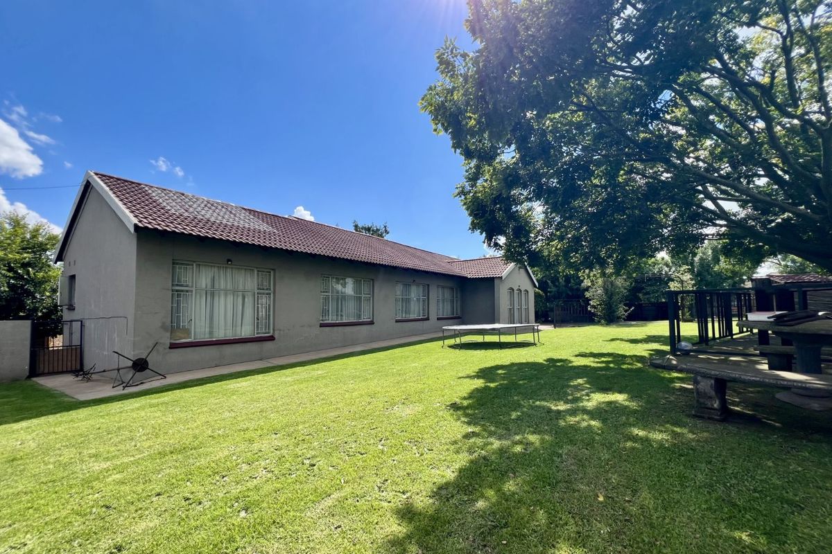 House For Sale in Nederlandpark - Photo 2