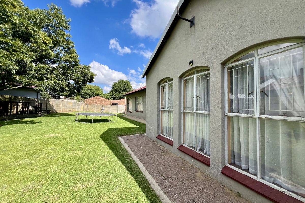 House For Sale in Nederlandpark - Photo 3