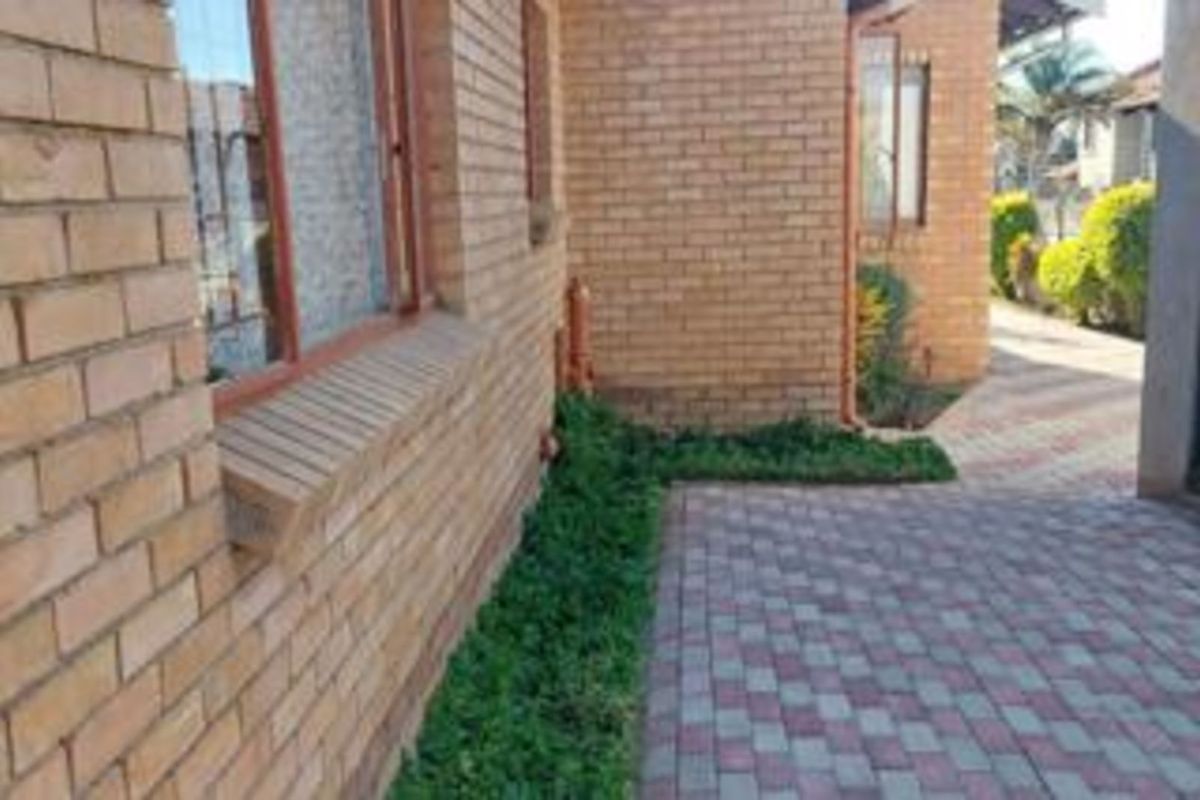 House For Sale in Ivy Park - Photo 3