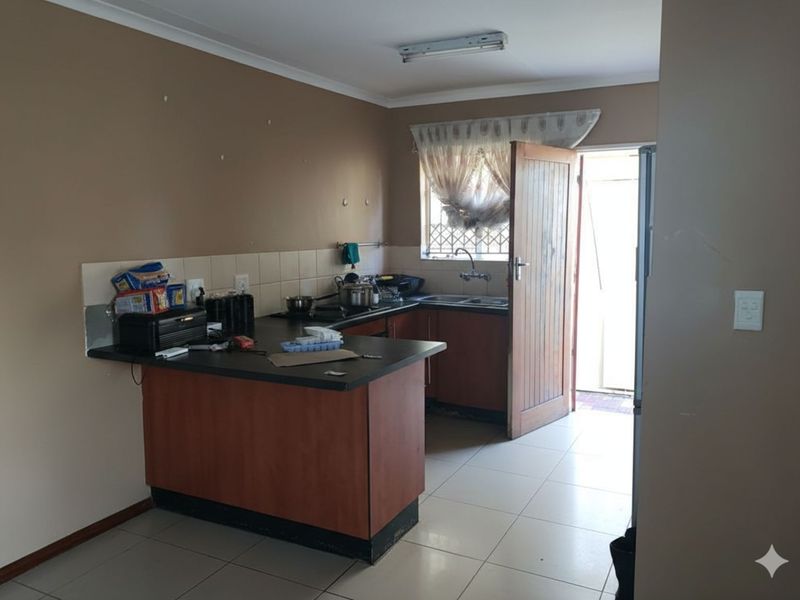 Townhouse For Sale in Chantelle - Photo 7