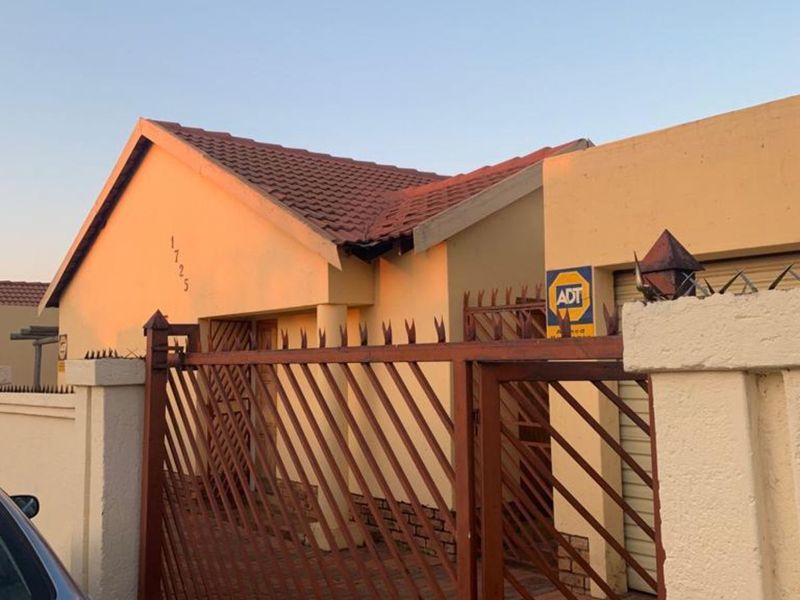 Townhouse For Sale in Chantelle - Photo 2