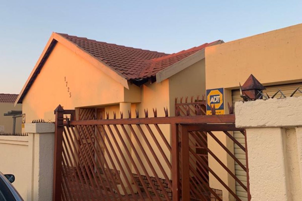 Townhouse For Sale in Chantelle - Photo 2