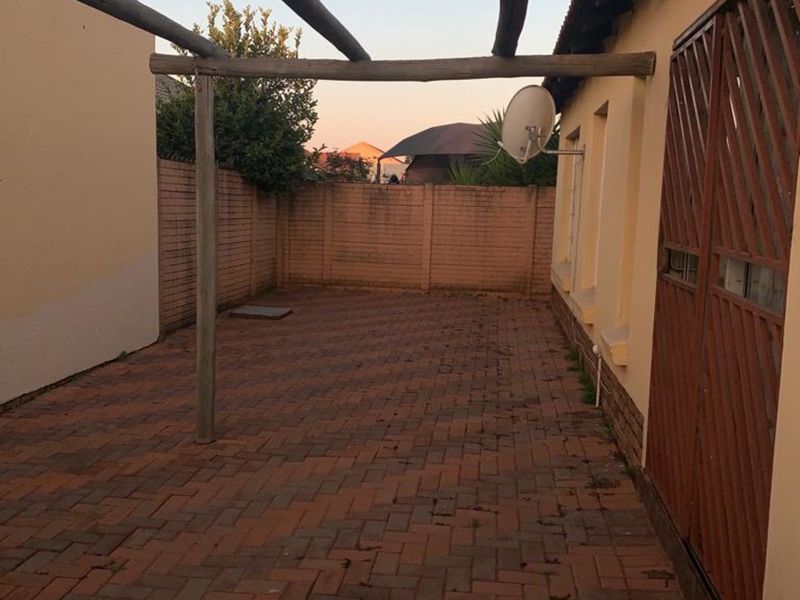 Townhouse For Sale in Chantelle - Photo 5