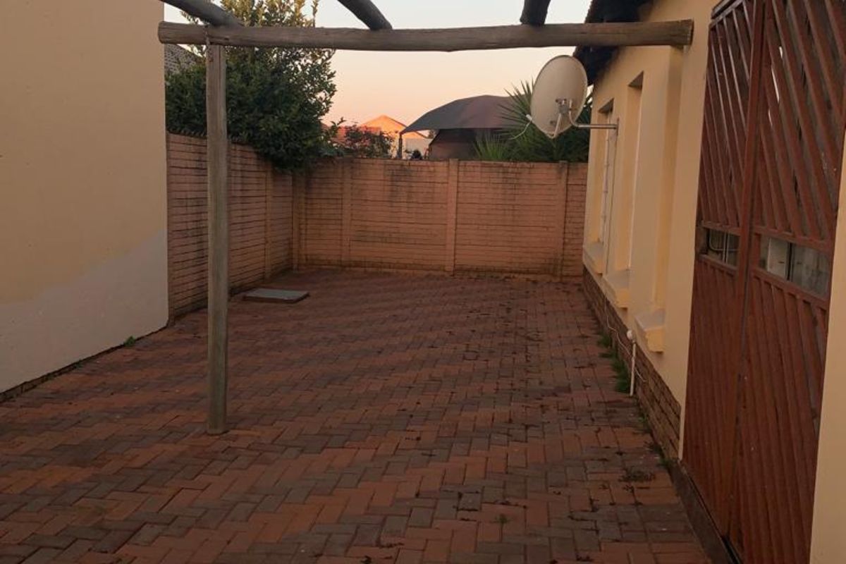 Townhouse For Sale in Chantelle - Photo 5