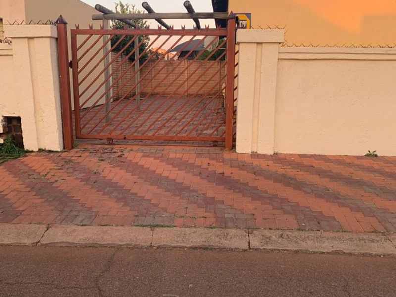 Townhouse For Sale in Chantelle - Photo 3