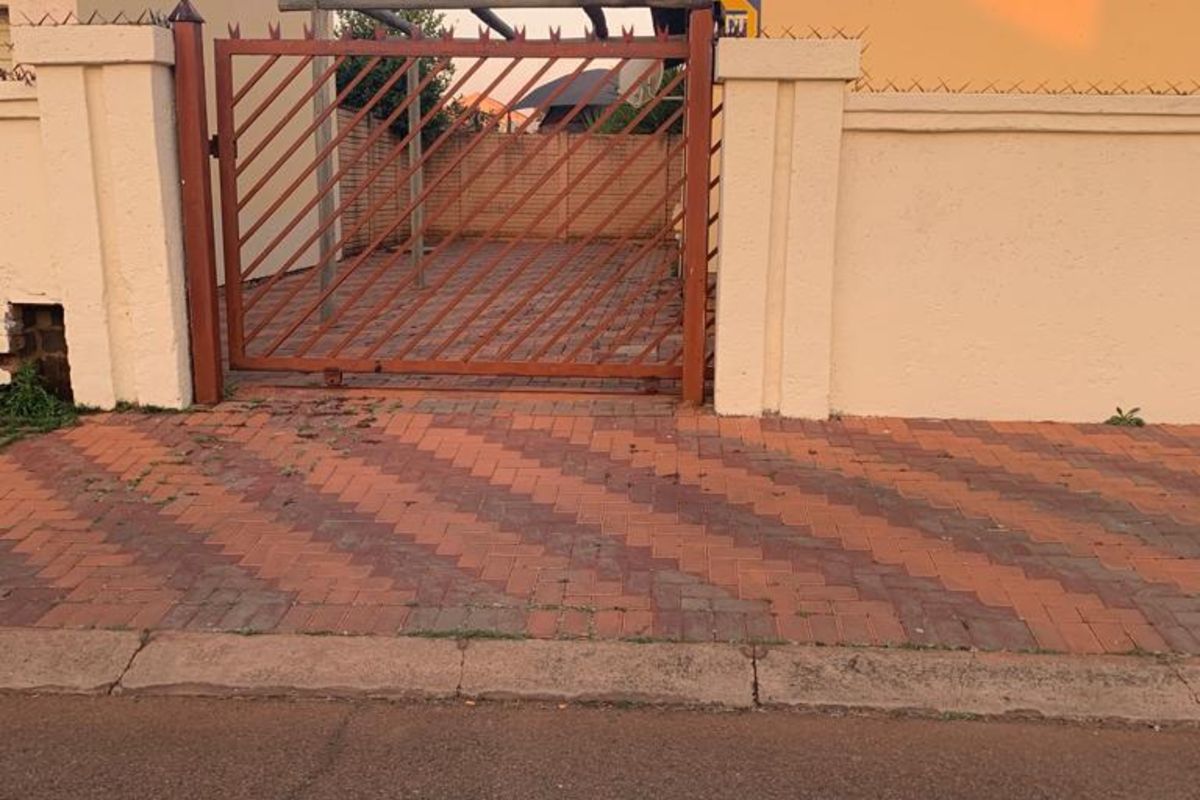 Townhouse For Sale in Chantelle - Photo 3