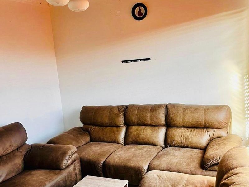 House For Sale in Motherwell - Photo 2