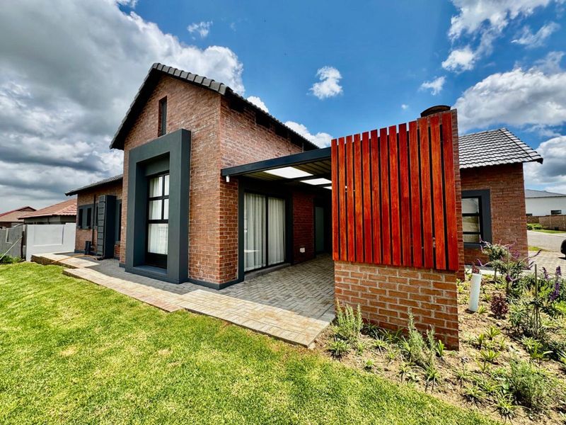 House For Sale in Terra Nova - Photo 3