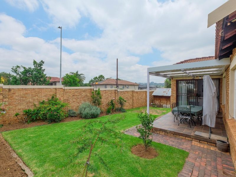 Townhouse For Sale in Honeydew Manor - Photo 5