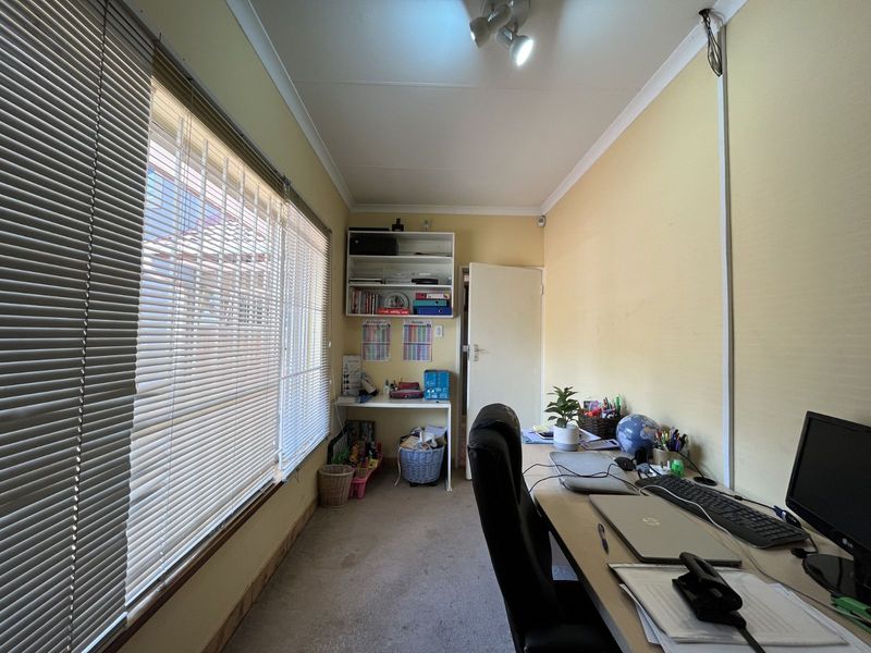 House For Sale in Murrayfield - Photo 4